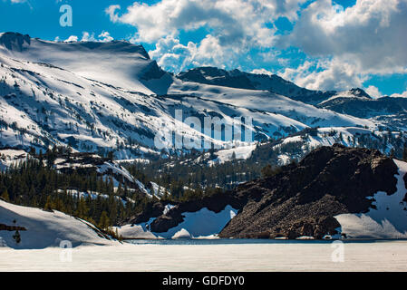 Soleggiata giornata invernale malteria Snow Ellery lago vicino Tioga Pass Yosemite in California USA Foto Stock