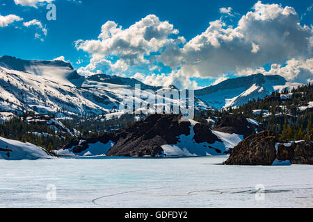 Soleggiata giornata invernale malteria Snow Ellery lago vicino Tioga Pass Yosemite in California USA Foto Stock