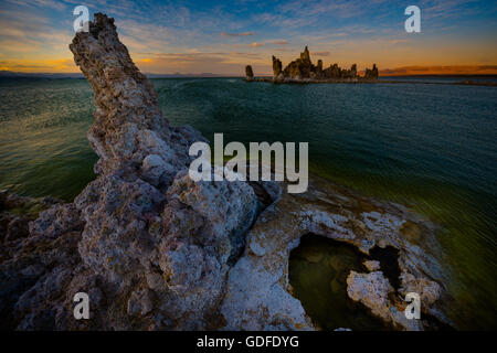 Torri di tufo di carbonato di calcio sulle guglie della foresta di Inyo Mono Lake in California, Stati Uniti d'America Foto Stock