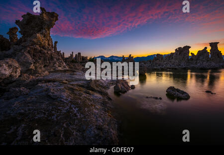 Vivace tramonto Cielo sopra il lago Mono California USA Foto Stock