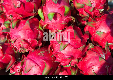 Cestello con Limette fresche al mercato di strada, Vietnam Foto Stock