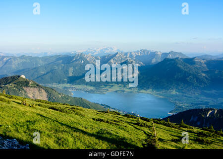 Sankt Gilgen: vista dal Schafberg a lago Wolfgangsee, all'orizzonte le montagne del Dachstein, Austria, Salisburgo, Salzkammergut Foto Stock