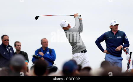 USA la Giordania Spieth tees off durante la terza giornata del Campionato Open 2016 al Royal Troon Golf Club, South Ayrshire. Foto Stock