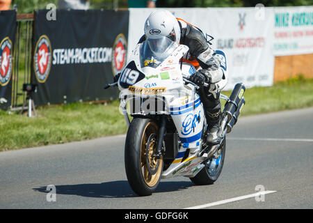 Paul Robinson sull'inizio/fine rettilineo durante il vapore il pacchetto azienda 125/400cc gara- Luglio 14. 2016 - Il Sud 100 Road Rac Foto Stock