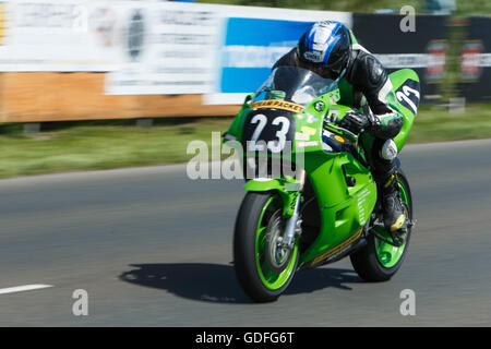 Adrian Kershaw sull'inizio/fine rettilineo durante il vapore il pacchetto azienda 125/400cc gara- Luglio 14. 2016 - Il Sud 100 Road Ra Foto Stock