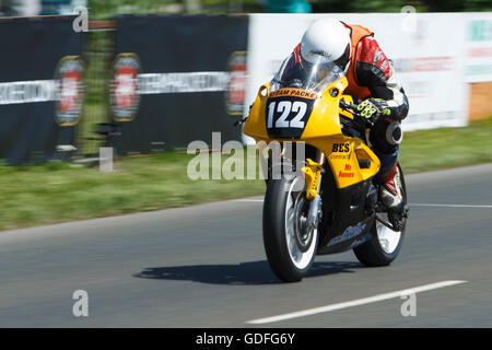 Alan Johnston sull'inizio/fine rettilineo durante il vapore il pacchetto azienda 125/400cc gara- Luglio 14. 2016 - Il Sud 100 Road Rac Foto Stock