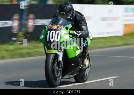 Kevin Murphy sull'inizio/fine rettilineo durante il vapore il pacchetto azienda 125/400cc gara- Luglio 14. 2016 - Il Sud 100 Corsa su strada Foto Stock