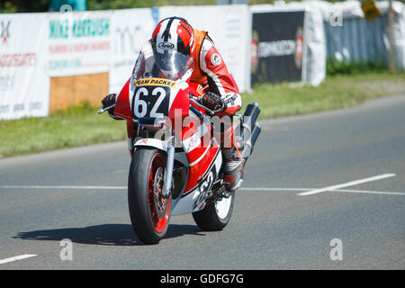 Adrian Gordon sull'inizio/fine rettilineo durante il vapore il pacchetto azienda 125/400cc gara- Luglio 14. 2016 - Il Sud 100 Road Rac Foto Stock