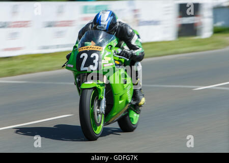 Adrian Kershaw sull'inizio/fine rettilineo durante il vapore il pacchetto azienda 125/400cc gara- Luglio 14. 2016 - Il Sud 100 Road Ra Foto Stock