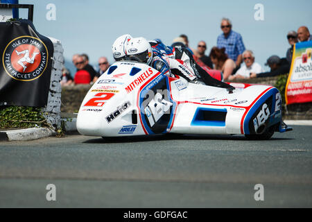 Ben & Tom Birchall round angolo Castletown durante il Manx gas campionato Sidecar- Luglio 14. 2016 - Il Sud 100 gare su strada, Bi Foto Stock