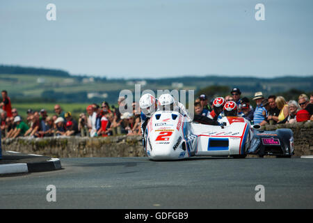 Ben & Tom Birchall round angolo Castletown durante il Manx gas campionato Sidecar- Luglio 14. 2016 - Il Sud 100 gare su strada, Bi Foto Stock