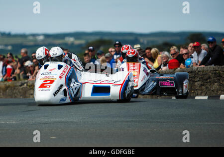 Ben & Tom Birchall round angolo Castletown durante il Manx gas campionato Sidecar- Luglio 14. 2016 - Il Sud 100 gare su strada, Bi Foto Stock