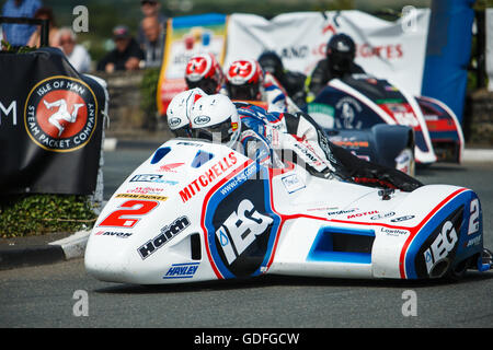 Ben & Tom Birchall round angolo Castletown durante il Manx gas campionato Sidecar- Luglio 14. 2016 - Il Sud 100 gare su strada, Bi Foto Stock