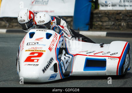 Ben & Tom Birchall round angolo Castletown durante il Manx gas campionato Sidecar- Luglio 14. 2016 - Il Sud 100 gare su strada, Bi Foto Stock