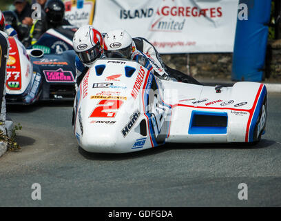 Ben & Tom Birchall round angolo Castletown durante il Manx gas campionato Sidecar- Luglio 14. 2016 - Il Sud 100 gare su strada, Bi Foto Stock