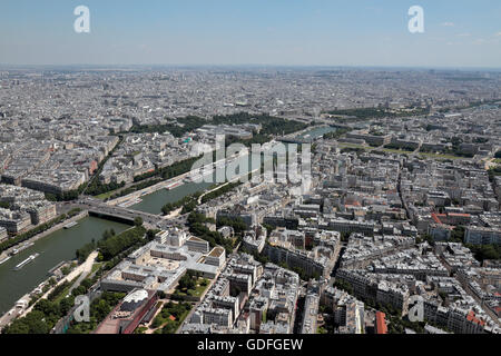 Vista dalla Torre Eiffel lungo il Fiume Senna a Parigi, Francia. Foto Stock