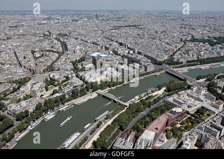 Vista dalla Torre Eiffel lungo il Fiume Senna verso l'Arc de Triomphe de l Étoile a Parigi, Francia. Foto Stock
