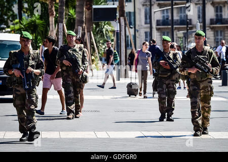 Soldati armati pattugliano vicino alla stazione ferroviaria di Nizza, dopo Mohamed Lahouaiej Bouhlel sinistra almeno 84 morti e decine di feriti da deliberatamente guida un camion nel giorno della Bastiglia festaioli, prima di essere ferito a morte in un stand-off con poliziotti armati. Foto Stock