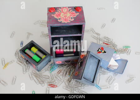 Hnadmade gingillo box e mini cassettiera su un shabby chic di sfondo Foto  stock - Alamy