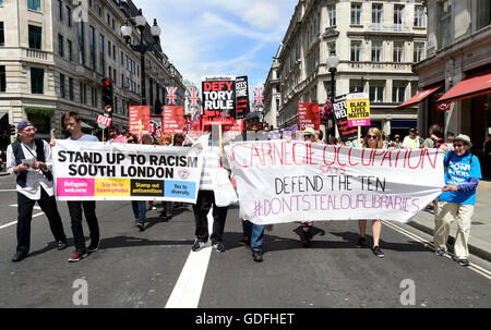 La gente a prendere parte a un 'no più austerità - No al razzismo - Tories devono andare' dimostrazione organizzata dall'Assemblea popolare nel centro di Londra. Foto Stock