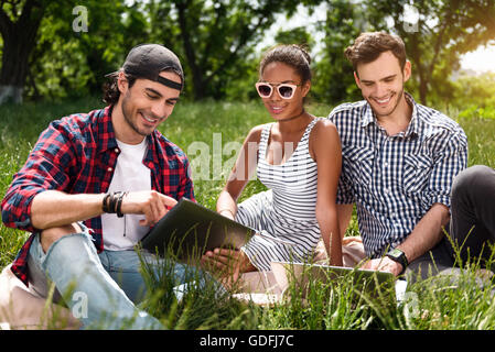 La moderna gioventù di relax all'aperto Foto Stock