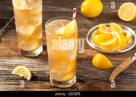 Boozy Long Island tè freddo con un limone guarnire Foto Stock