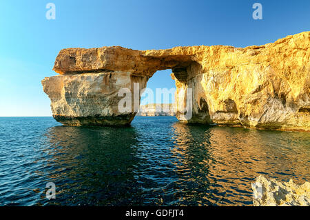 Azure Window, famoso arco in pietra sul isola di Gozo con la riflessione, Malta Foto Stock