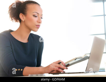 Donna sul lavoro Foto Stock