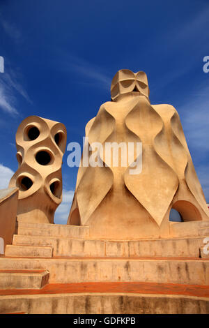 Sul tetto del 'La Pedrera' ('Casa Milà'), uno dei capolavori del celebre architetto catalano Antoni Gaudí, Barcelona, Spagna. Foto Stock