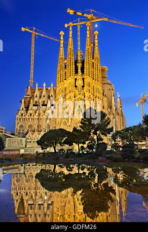 La Sagrada Familia, il capolavoro dell'architetto Antoni Gaudi e "marchio" di Barcellona, in Catalogna, Spagna. Foto Stock