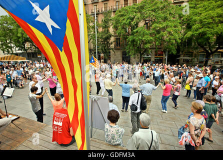 Catalani ballare la Sardana (danza tradizionale della Catalogna) fuori dalla cattedrale di Barcellona, in Catalogna, Spagna Foto Stock