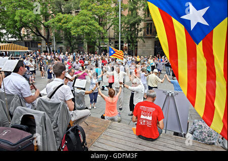 Catalani ballare la Sardana (danza tradizionale della Catalogna) fuori dalla cattedrale di Barcellona, in Catalogna, Spagna Foto Stock