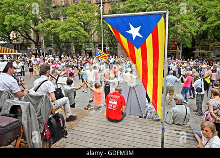 Catalani ballare la Sardana (danza tradizionale della Catalogna) fuori dalla cattedrale di Barcellona, in Catalogna, Spagna Foto Stock