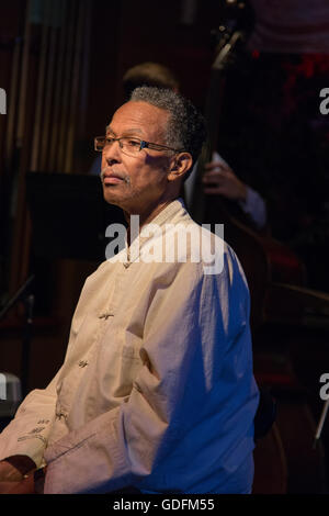 Trenton, NJ, Stati Uniti d'America - 10 ottobre 2014. Clifford Adams presentazione in un bar locale a Trenton, New Jersey. Foto Stock