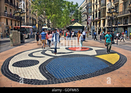 Un 'mosaico' di Joan Miro a alla Rambla, la strada più famosa di Barcellona Catalogna, Spagna Foto Stock