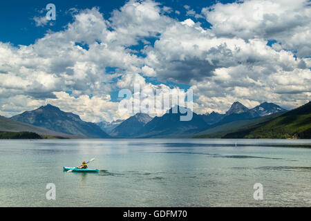 Un kayaker le piastre sul lago McDonald durante il periodo estivo presso il Glacier National Park in ghiacciaio Ovest, Montana. Foto Stock