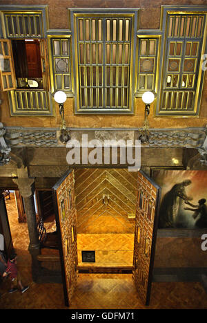 Vista interna di Palau Guell (architetto Antoni Gaudi), Raval, Barcellona, in Catalogna, Spagna. Foto Stock