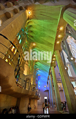 All'interno della Sagrada Familia, il capolavoro dell'architetto Antoni Gaudi e "marchio" di Barcellona, in Catalogna, Spagna. Foto Stock