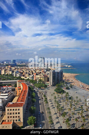 La Barceloneta Barcelona, Catalunya, Spagna. Vista dalla Torre de Sant Sebastia - Miramar (Montjuic) funivia Foto Stock