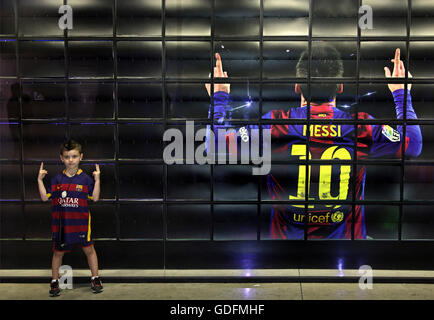 La prossima generazione di 'Messi' nel FC Barcelona Museum, Barcelona, Spagna. Foto Stock