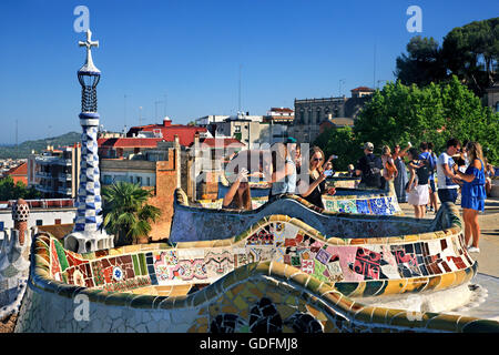 Il 'Plaça de la Natura" ("Natura Square') nel parco Guell (di Antoni Gaudi), Barcellona, in Catalogna, Spagna Foto Stock