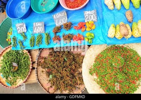 A buon mercato e fiery peperoncino e pepe in vendita nel mercato Analakely, Antananarivo, Madagascar Foto Stock