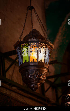Dondolando Il Ramadan Decorative Lanterna festosa incandescente nel buio Foto Stock