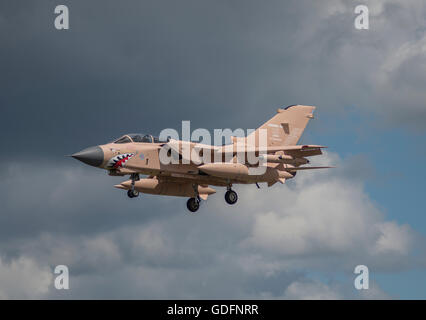 Il 2016 Farnborough International Airshow di commercio, un Panavia Tornado GR4 della RAF arriva dipinto nella guerra del Golfo il camuffamento. Foto Stock