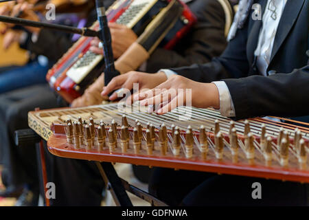 Due mani playing Arabian Qanon strumento musicale Foto Stock