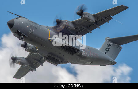 Il 2016 Farnborough International Airshow di commercio, il militare Airbus A400M su una dimostrazione di volo sopra il campo di aviazione. Foto Stock