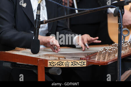 Mani e Arabian Qanon strumento musicale Foto Stock