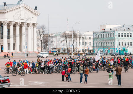 Gomel, Bielorussia - 10 Aprile 2015: un gruppo di giovani ciclisti in apertura della stagione ciclistica in città Foto Stock