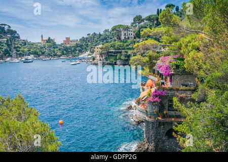 Villa italiana vicino a Portofino in Liguria durante l'estate. Bellissimo oceano turchese Foto Stock