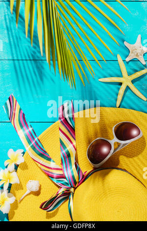 Accessori spiaggia sull'azzurro del pannello di legno Foto Stock